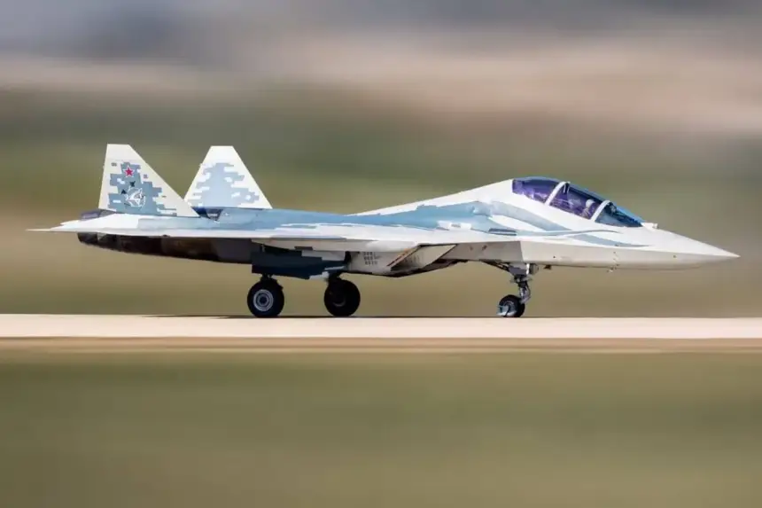 Второе кресло в кабине создает новую роль для Су-57