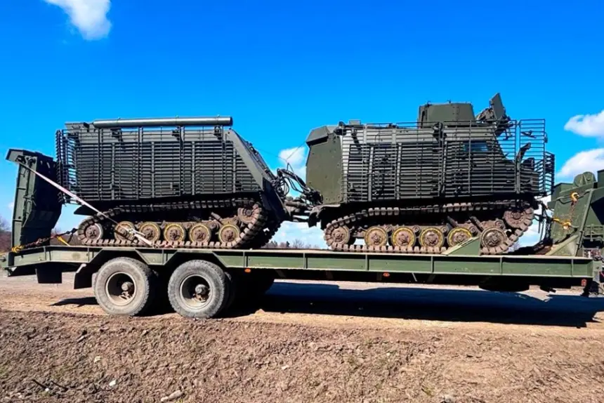 Сингапурские двухзвенные бронемашины Warthog замечены в составе ВСУ
