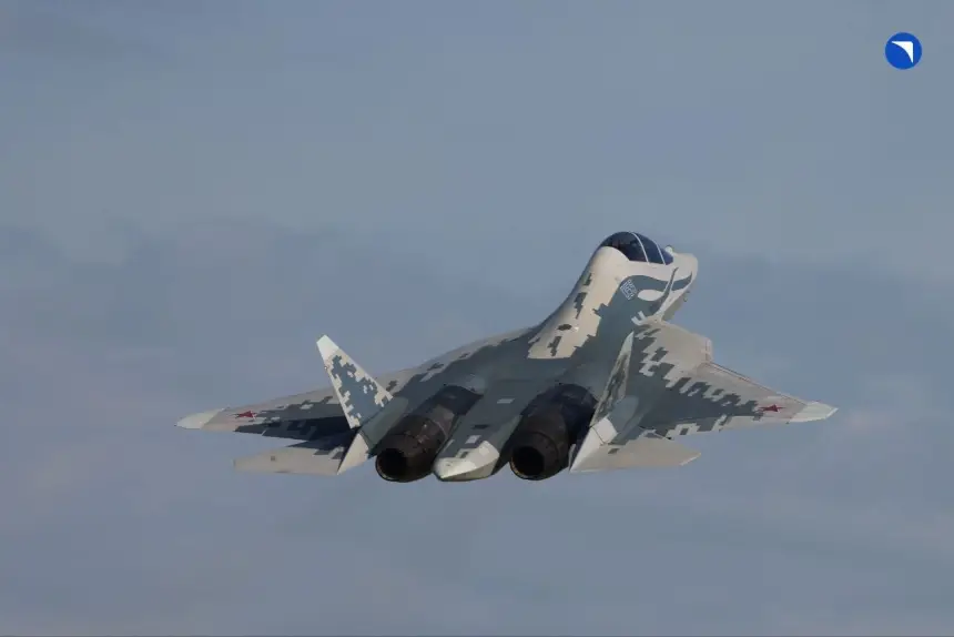 В небо поднялся двухместный истребитель 5-го поколения Су-57Д