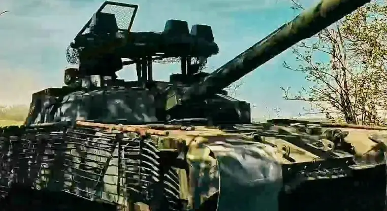 Боевой танк Т-72Б3А с комплексом активной защиты показали где-то у зоны СВО
