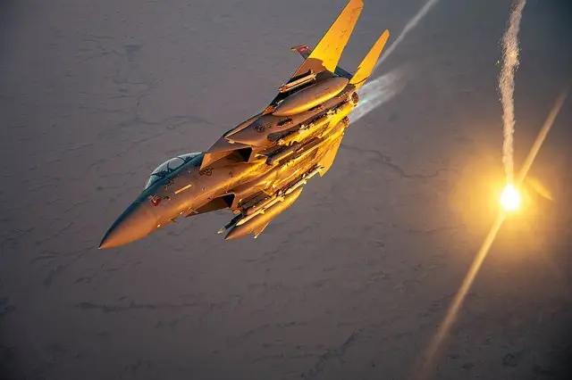 Пилот сбитого F-15E США сообщил о столкновении с роем дронов в виде "медузы