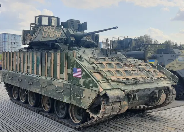 "Неуязвимые" M2 Bradley ВСУ горят, у них отлетают башни и лопаются корпуса