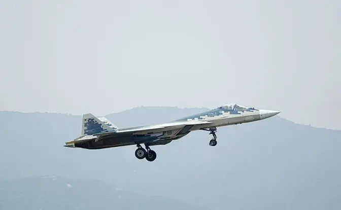 Су-57 стал нервировать самолеты ДРЛО НАТО на Черном море