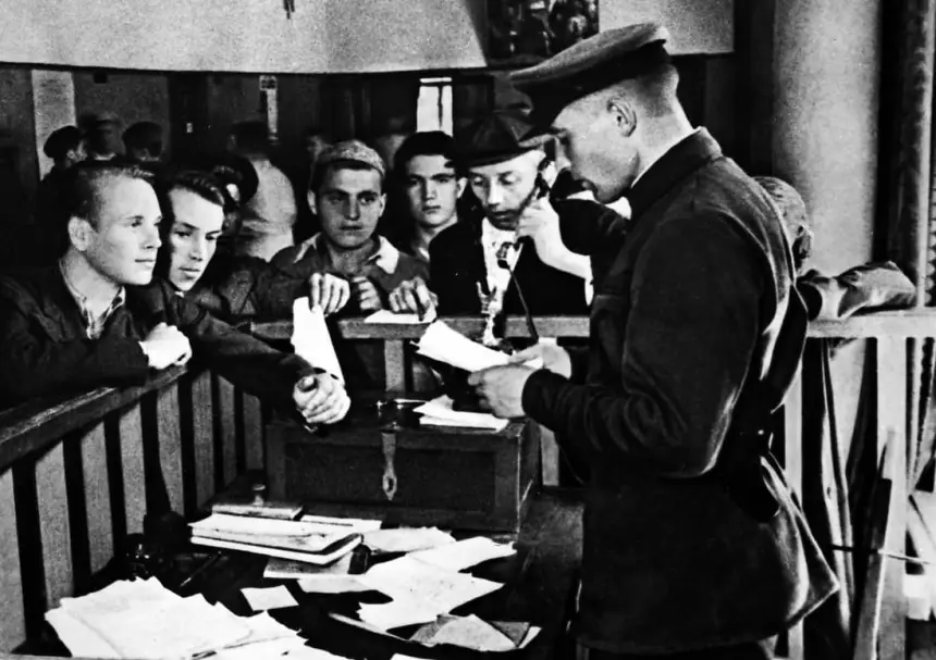 Летом 1941 года в действующую армию рвались сотни тысяч