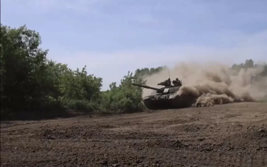 Неуязвимый монстр: в РФ раскрыли новую версию «бесшумного хищника» Т-80УЕ