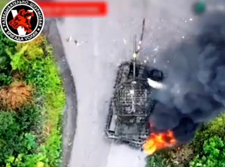 Дроноводы показали, как их "птицы" мастерски "заклевали" танк Т-64 ВСУ
