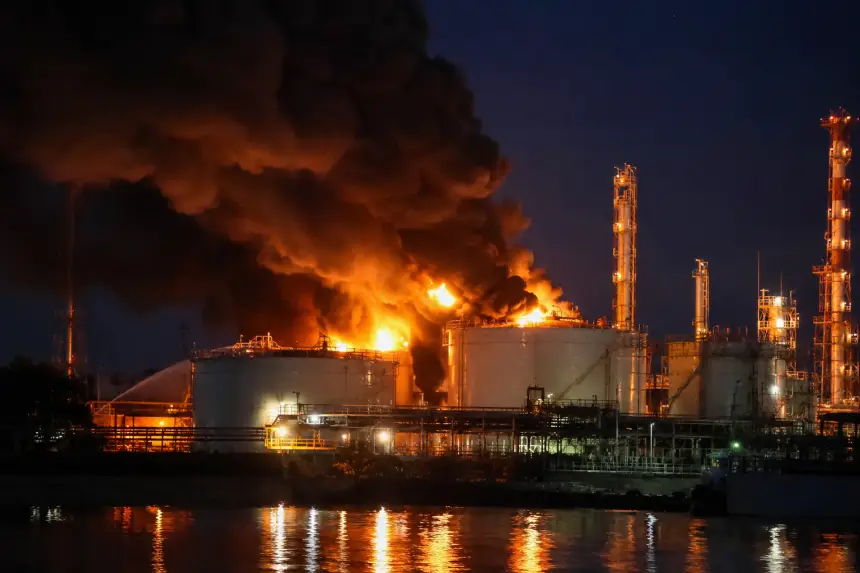 Ночь массированной атаки: ВСУ ударили по нефтяным терминалам Спб и ЛО