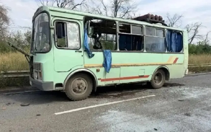 ВСУ ударили по пассажирскому автобусу в ЛНР и обстреляли Донецк ракетами