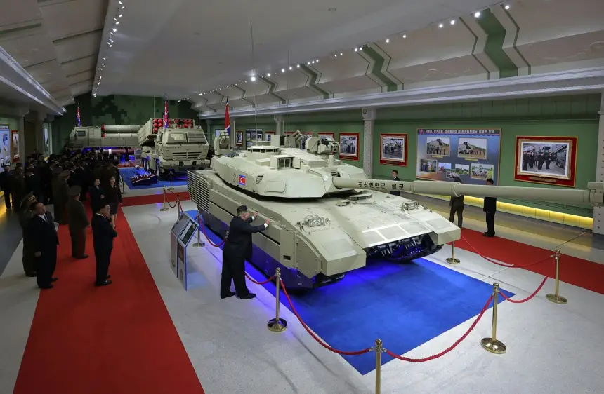 У танка КНДР нового поколения "Чхонма-2" появился КАЗ с 12 контрбоеприпасам