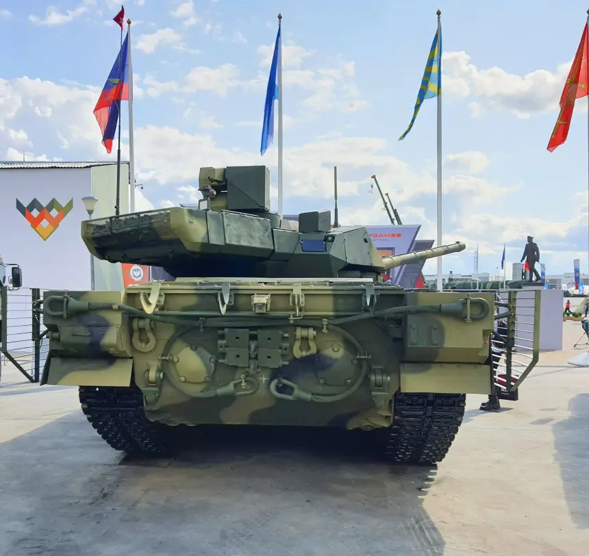 Танк Т-14 "Армата" удивил на учениях "Запад-2026" своей уникальной возможно
