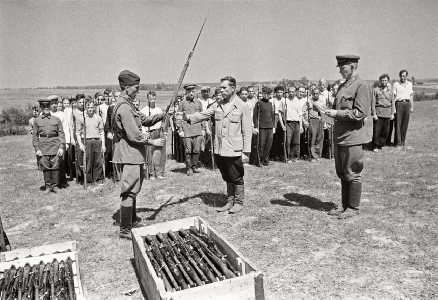 Не по приказу, а по зову сердца: как создавалось народное ополчение в 1941