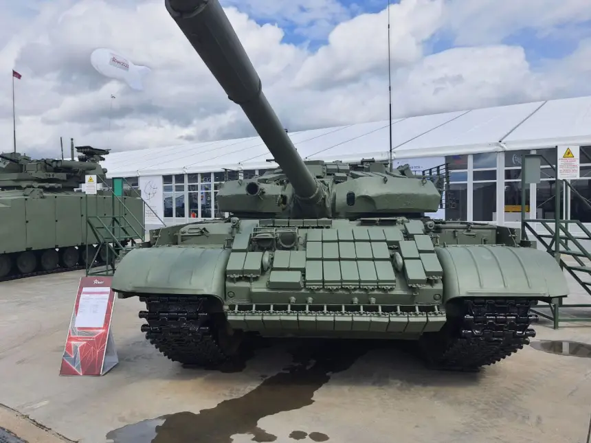 Танки-ветераны дают газу: Т-62М удивляет ускорением на шоссе