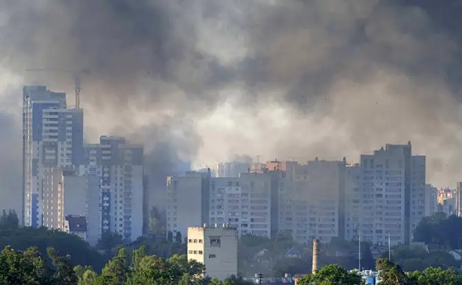 «Бежать, пока не поздно»: Киев не успевает тушить пожары после ударов ВС РФ